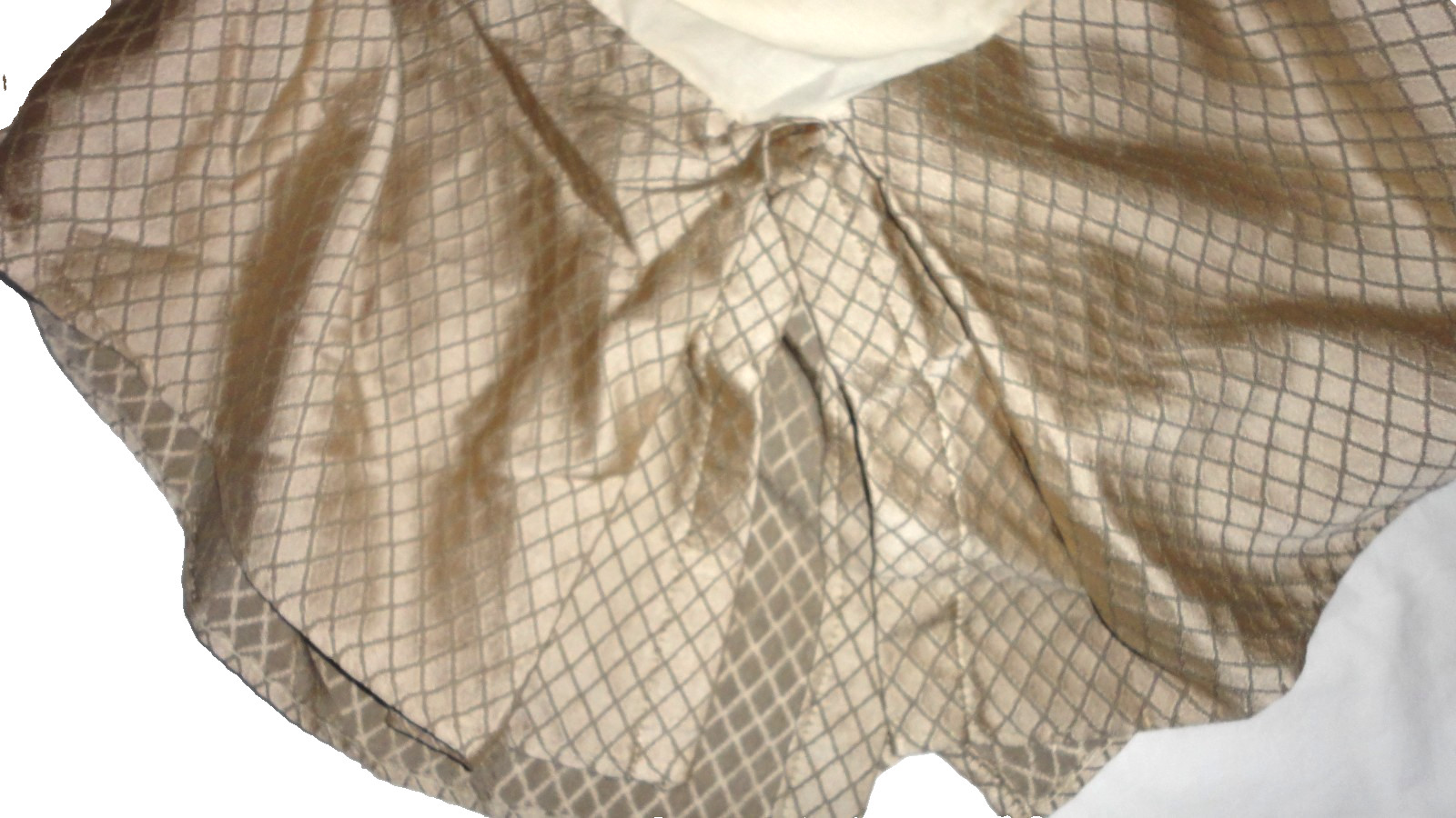 CROSCILL WINDSOR DIAMOND GREEN PLATINUM (1) QUEEN BEDSKIRT 13" SPLIT CORNER gallery