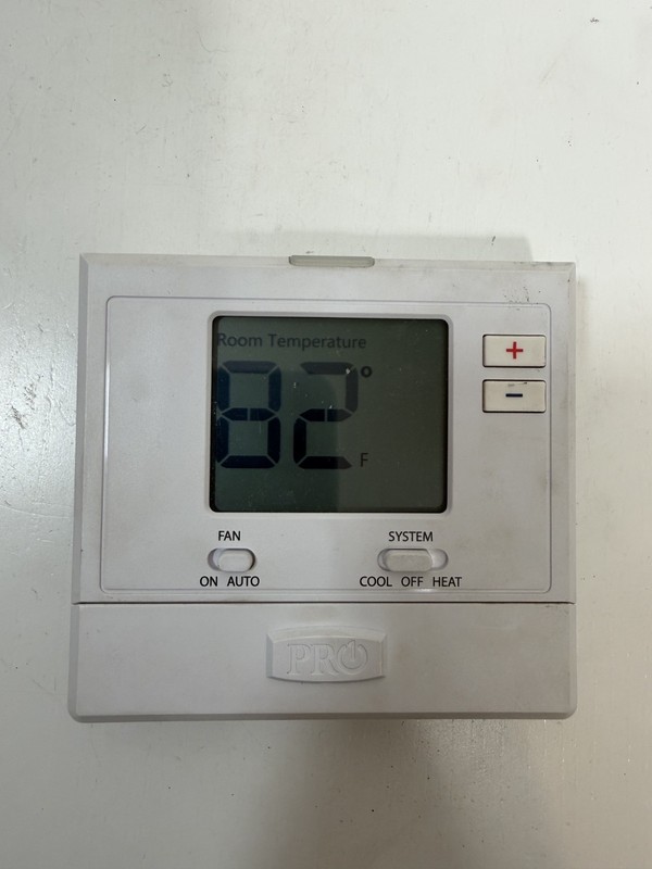 PRO1 T701 White Non-Programmable Battery Operated Thermostat USED gallery