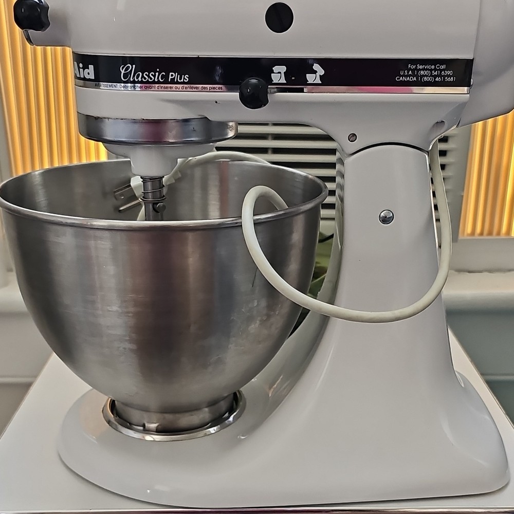 KitchenAid Classic Plus Tilt-Head Stand Mixer 4.5 qt White 10-Speed KSM75WH