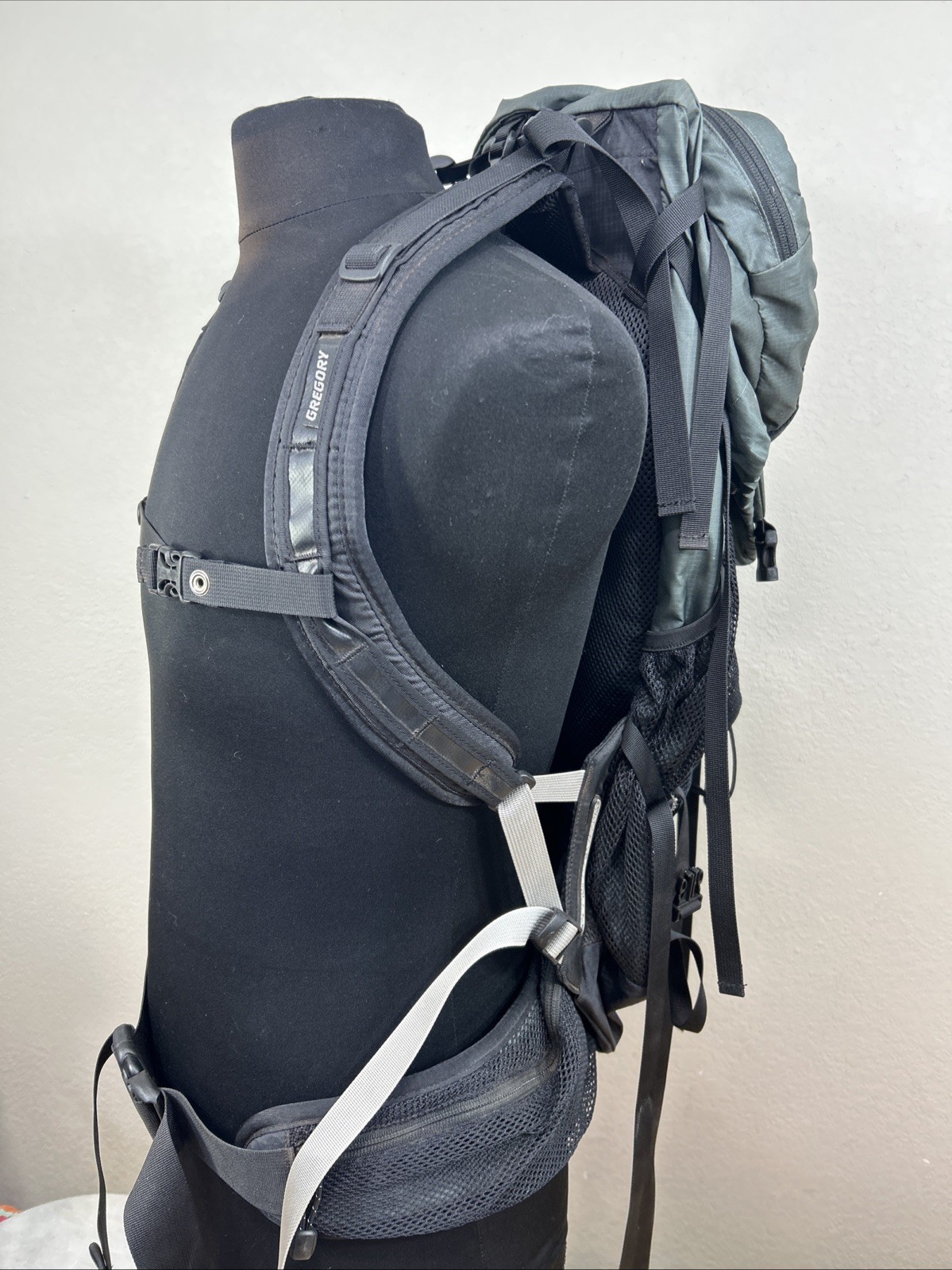 Gregory G Pack Wraptor Stabilizer Travel Camp Hike Internal Frame Gray Backpack 3
