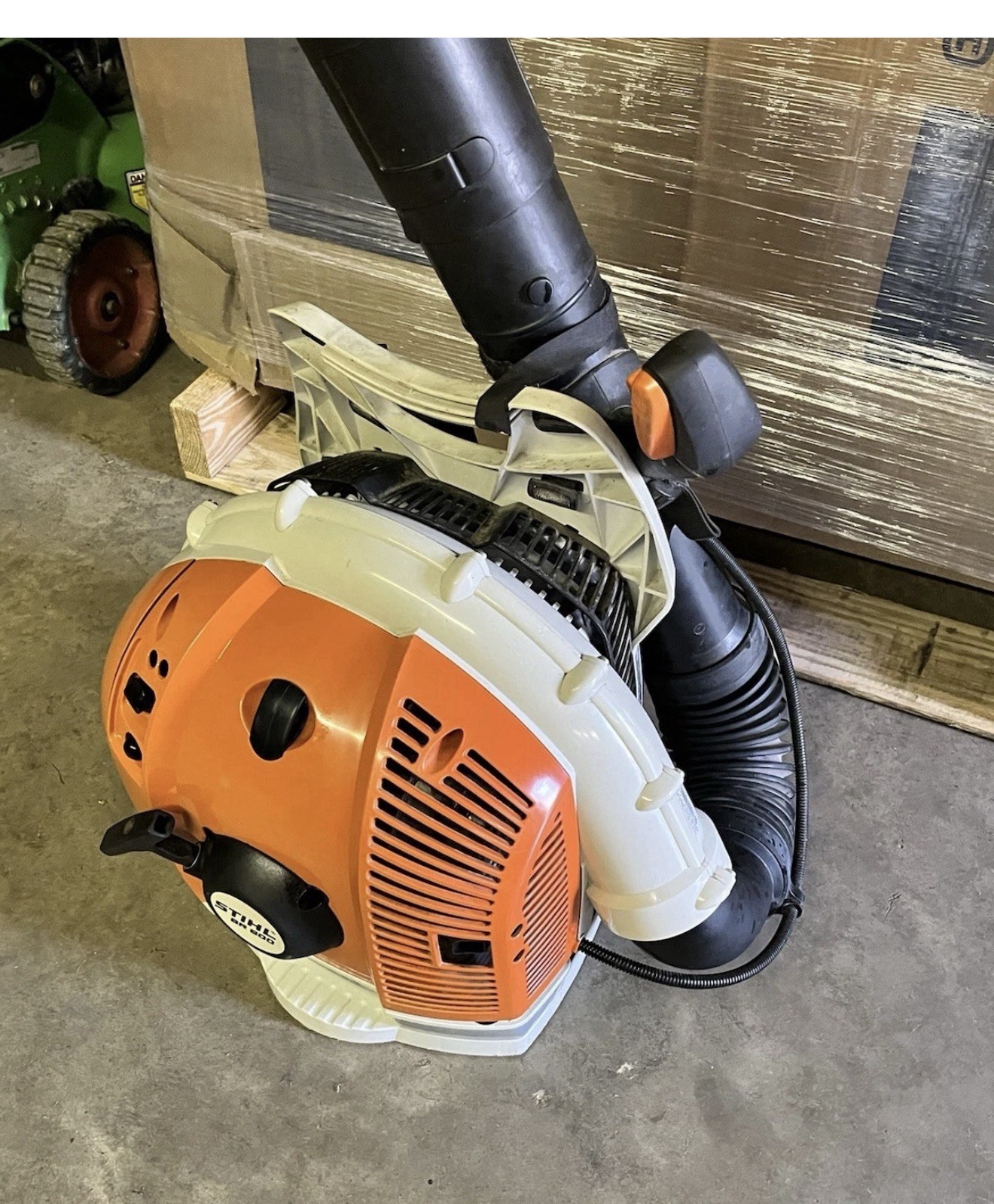 ***MINT*** Stihl BR600 Commercial Backpack Blower gallery