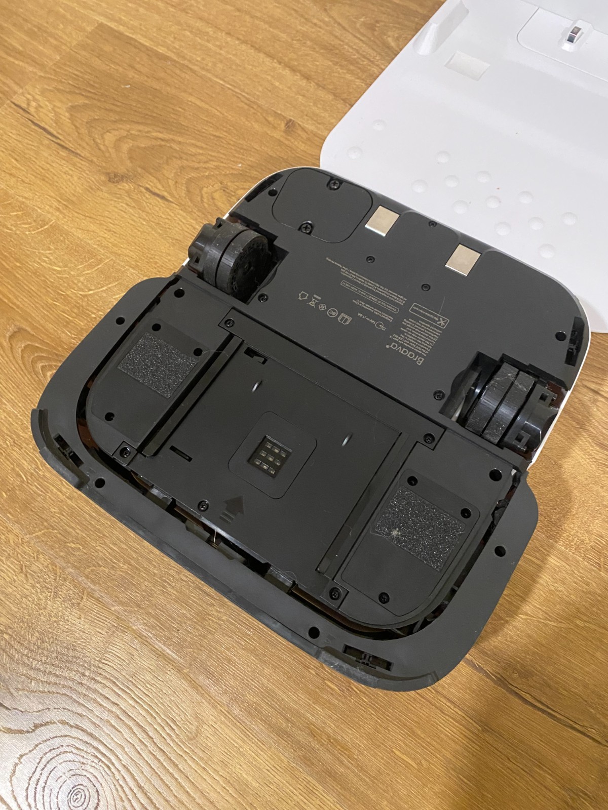 iRobot Braava Jet M6 Ultimate Wi-Fi Connected Robot Mop White gallery