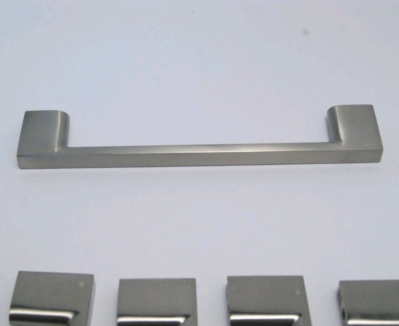 Jeffrey Alexander Cabinet Pull 5" Polished Nickel Sutton 10 Pack gallery