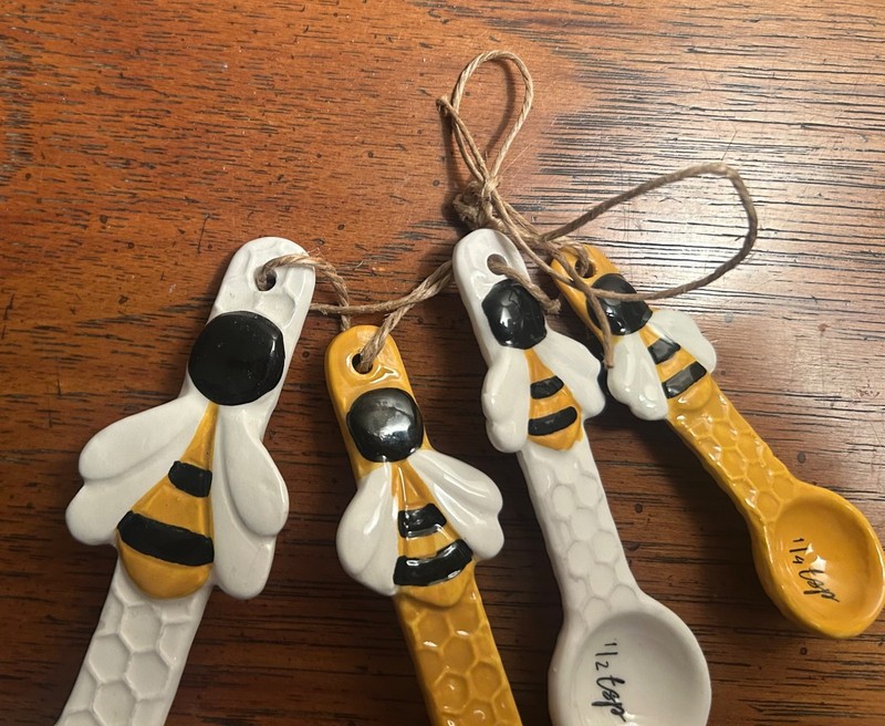 New Young's Ceramic Honey Bee Measuring Spoons 4 Pc Set Decor Or Everyday Use gallery