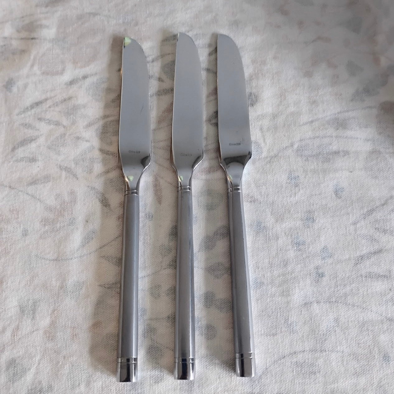 3 Hampton Silversmiths Ritz Frosted Dinner Knives Stainless 8 5/8" gallery