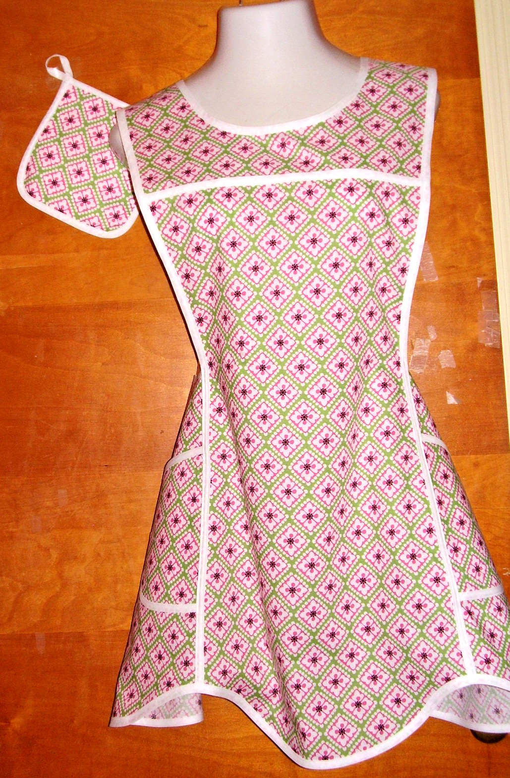 HANDMADE BIB APRON - PLUS SZ - CROSS BACK - ABSTRACT FLOWERS - RETRO - VINTAGE gallery
