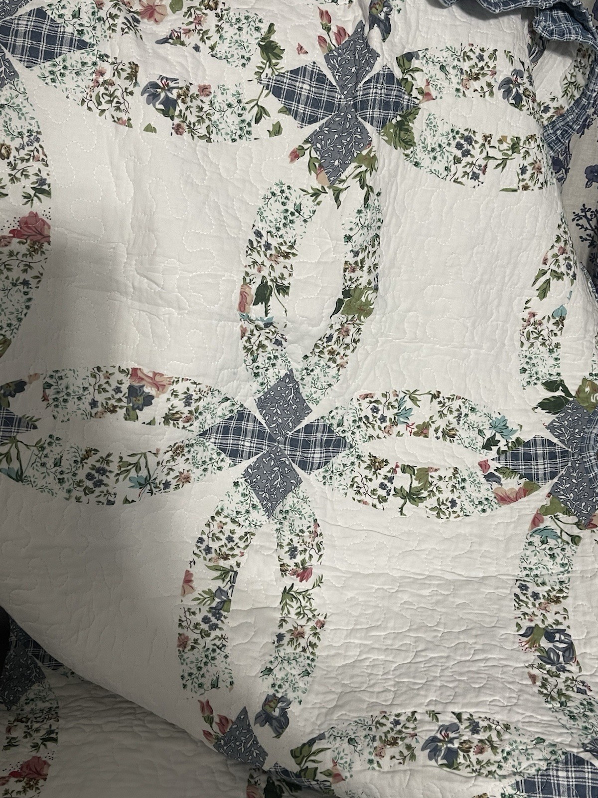 Double Wedding Ring Style Quilted Throw. 50 X 60 gallery