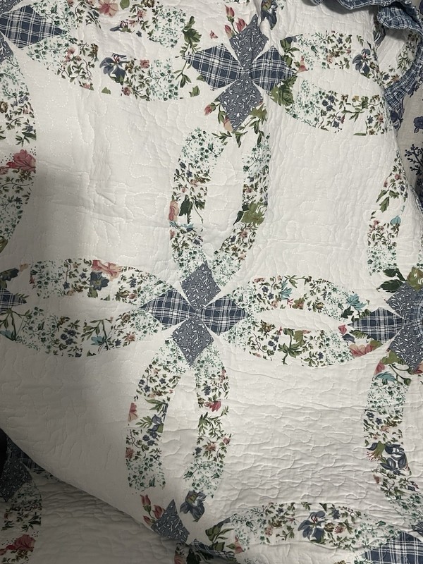 Double Wedding Ring Style Quilted Throw. 50 X 60 gallery