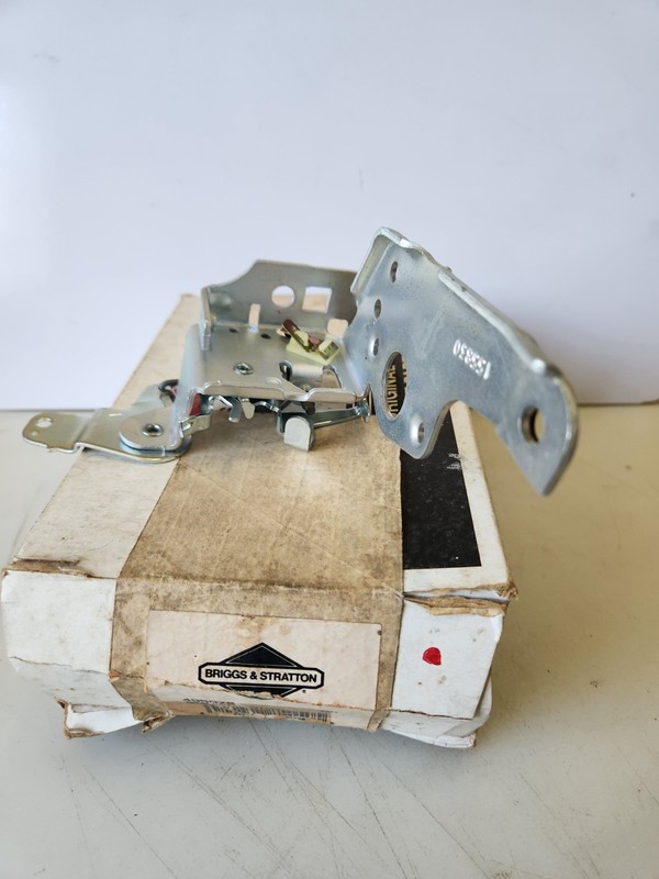 Briggs & Stratton Control Bracket 495975 - OEM Packaging - NEW - AA1C gallery