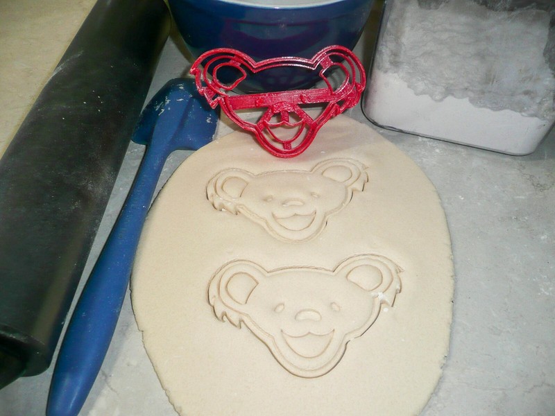 DANCING TEDDY BEAR FULL BODY AND FACE 1960S ROCK MUSIC COOKIE CUTTER PR1439 gallery