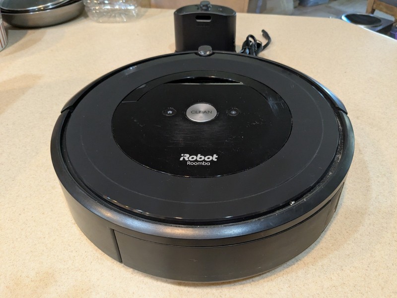 iRobot Roomba E5 Robot Vacuum /charging base , Wi-Fi Connected gallery