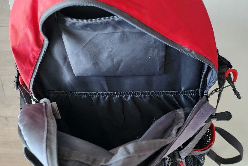 SilverSea Expeditions Backpack Gray Red Padded Bag Travel Multiple Zip Pockets 5