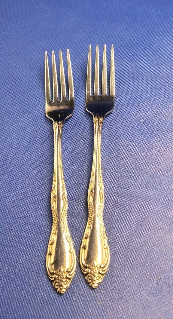 Pair of Oneida (SSS) BOURBON pattern stainless dinner forks 7 1/4" gallery