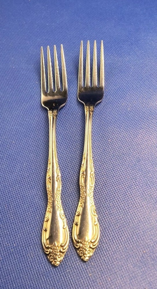 Pair of Oneida (SSS) BOURBON pattern stainless dinner forks 7 1/4"