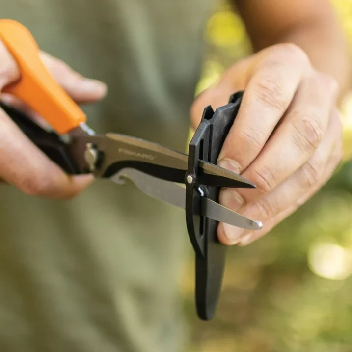 Fiskars Multipurpose Straight Blade Garden Shears, Black and Orange gallery