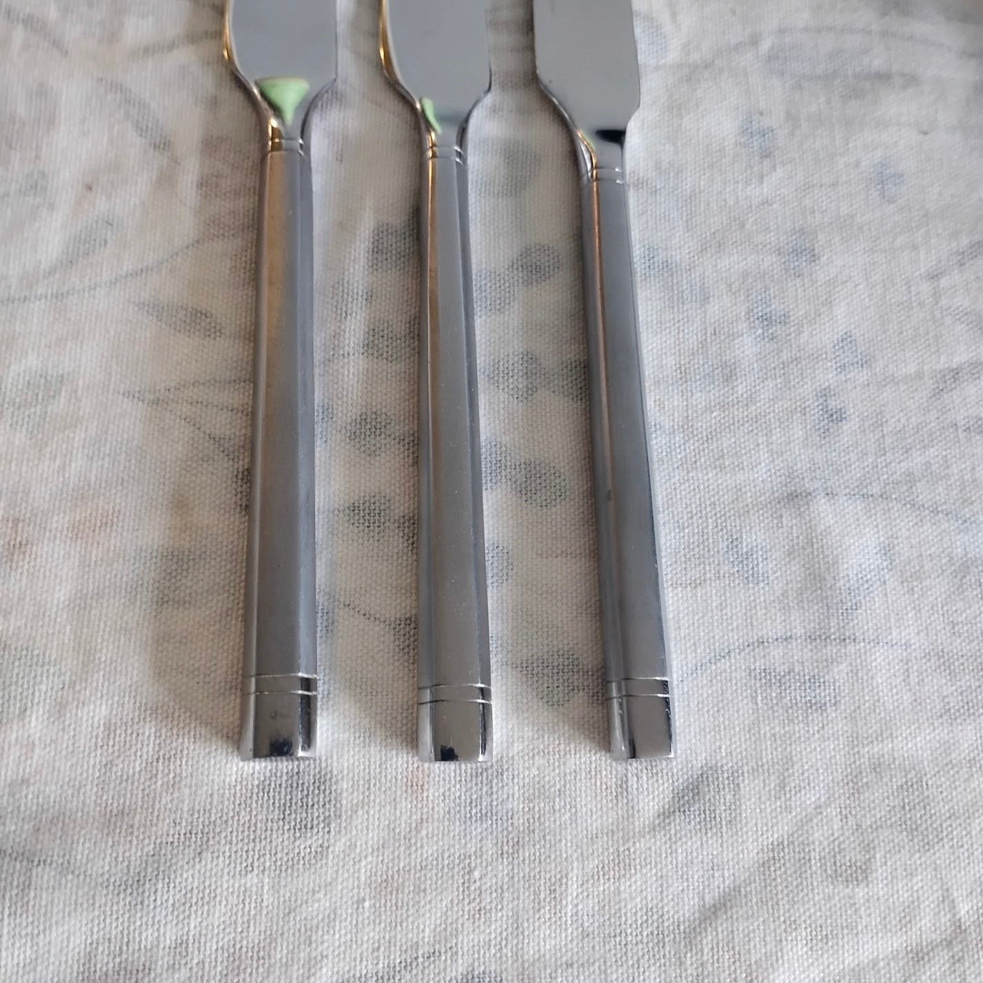 3 Hampton Silversmiths Ritz Frosted Dinner Knives Stainless 8 5/8" gallery