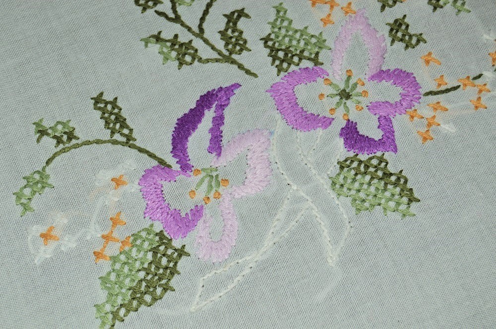A PASSION FOR PURPLE VIOLETS! VTG GERMAN SPRING HAND EMB TABLECLOTH + RUNNER gallery