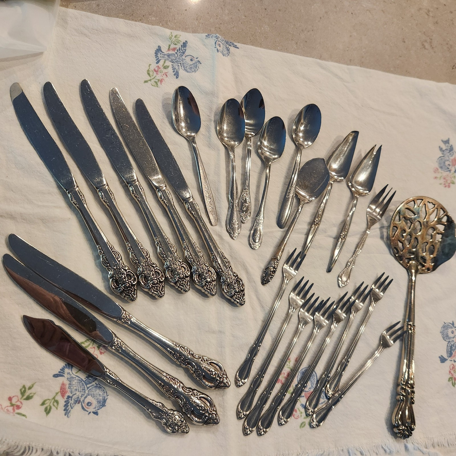 Mixed Lot Oneida, Rogers, MISC Stainless Steel Flatware Serving Mixed Materials gallery