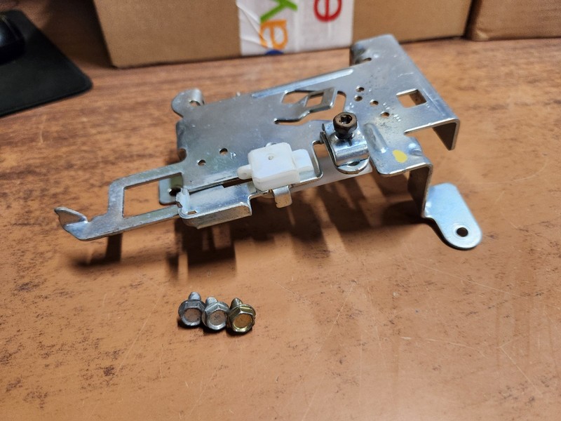 Briggs & Stratton Lawn Tractor Engine Model 31R977 Control Bracket 694042 597209 gallery