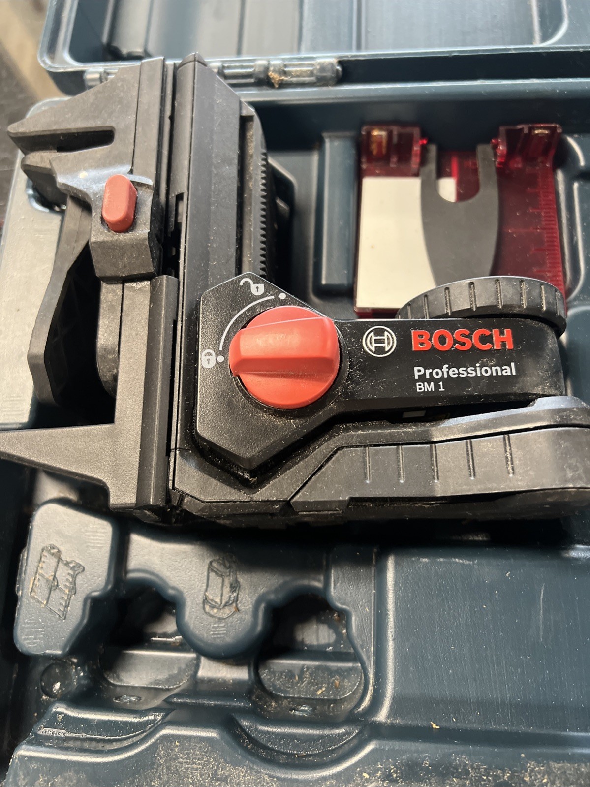 BOSCH PROFESSIONAL GLL3-300 LASER LEVEL AND MOUNT BM 1 KIT gallery