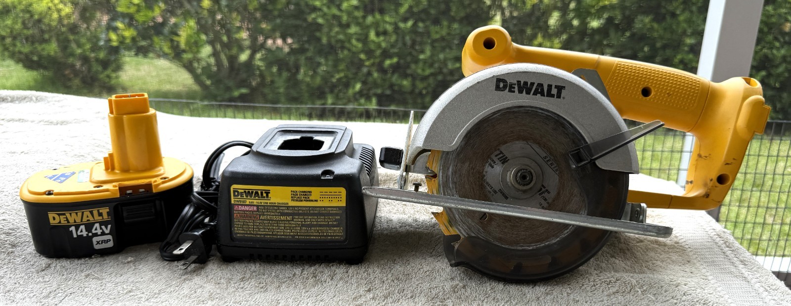 DEWALT CORDLESS 14V TRIM SAW WITH MANUAL BATTERY & CHARGER -TESTED-AS PICTURED gallery