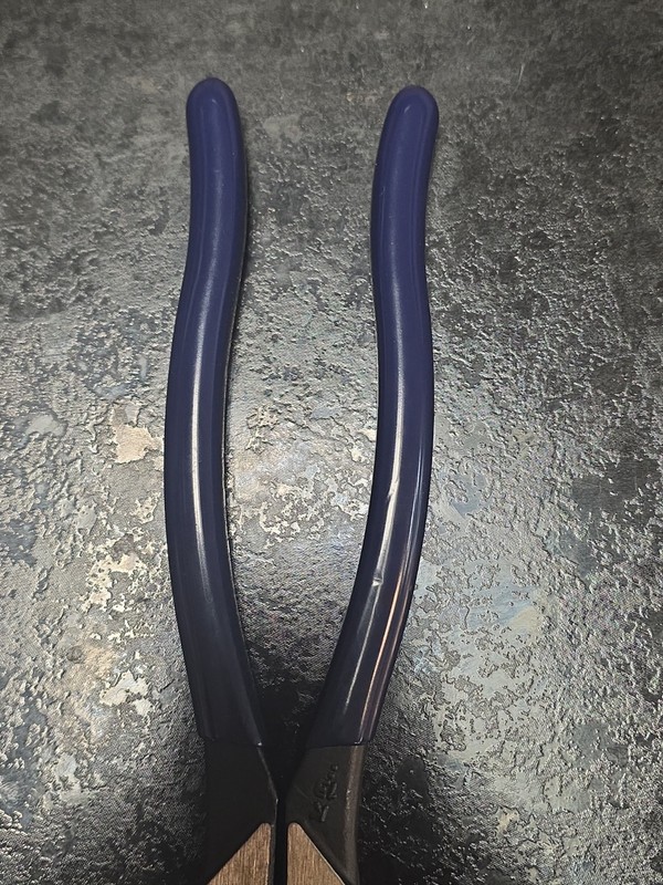 Klein Tools D213-9NE 9" High-Leverage Side Cutting Pliers gallery