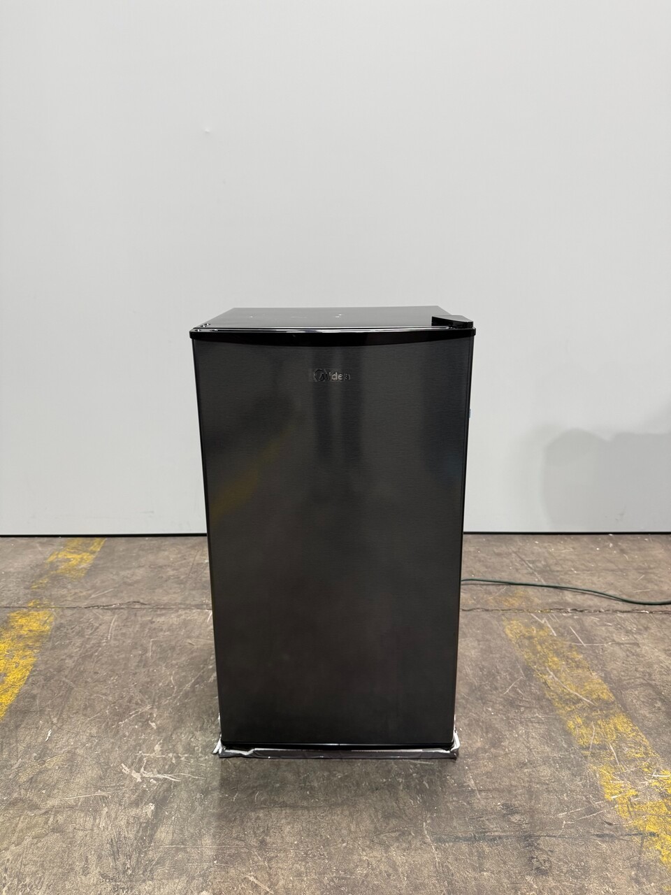 Midea 3.3 cu ft Compact Mini Fridge - MRM33S8ASL gallery