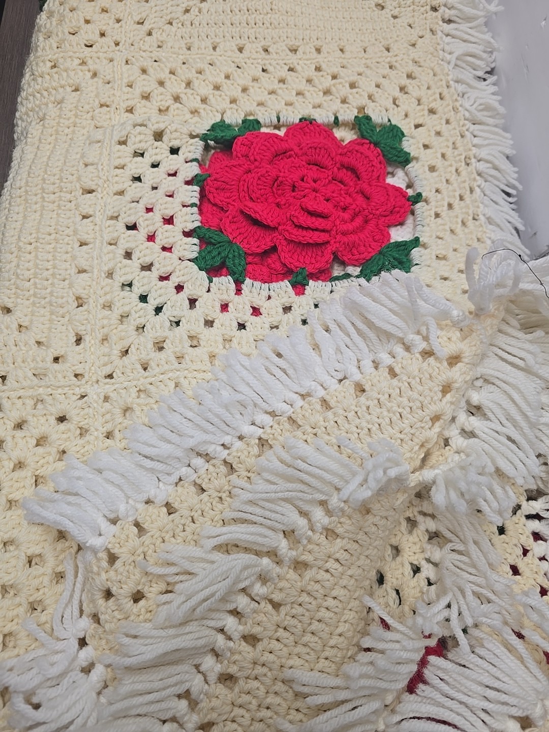 GRANNY SQUARES VINTAGE HANDMADE 3-D ROSE THROW gallery