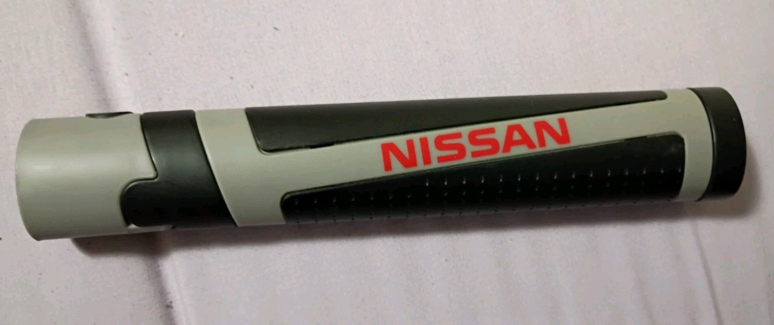 Nissan Extendable Work Light. Magnetic Base. USED. Requires 3 AAA batteries. gallery