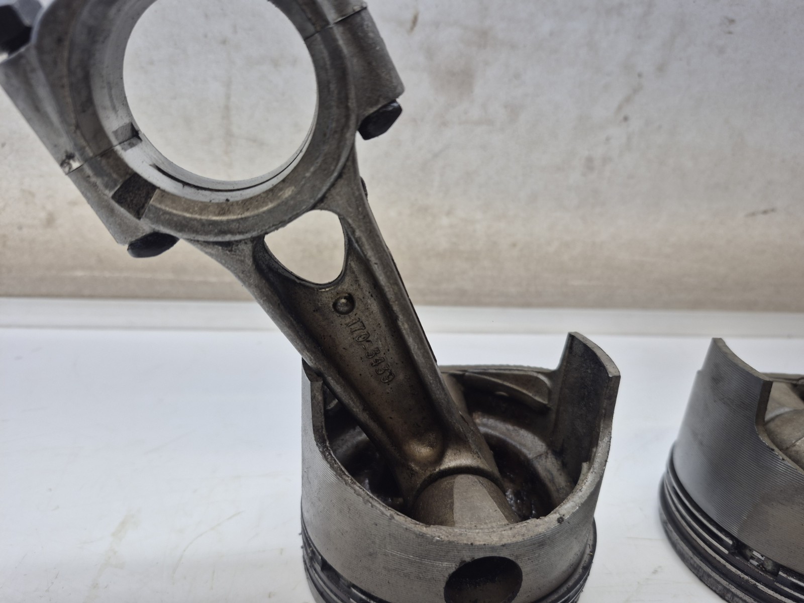 Onan BF/MS B43 B48 Connecting Rods & Pistons 170-3439 18hp 20 Hp Standard Bore gallery