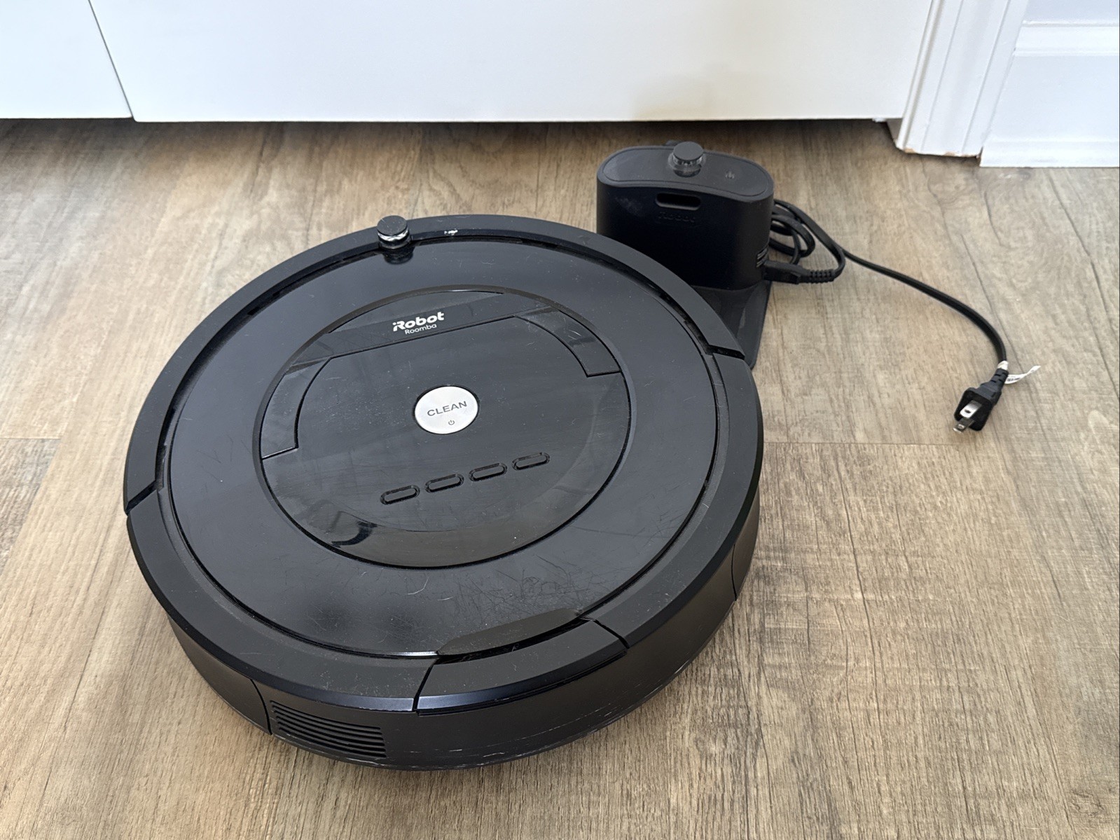 iRobot Roomba 805 Vacuum Cleaner & Dock/Charging Base - Works Great gallery