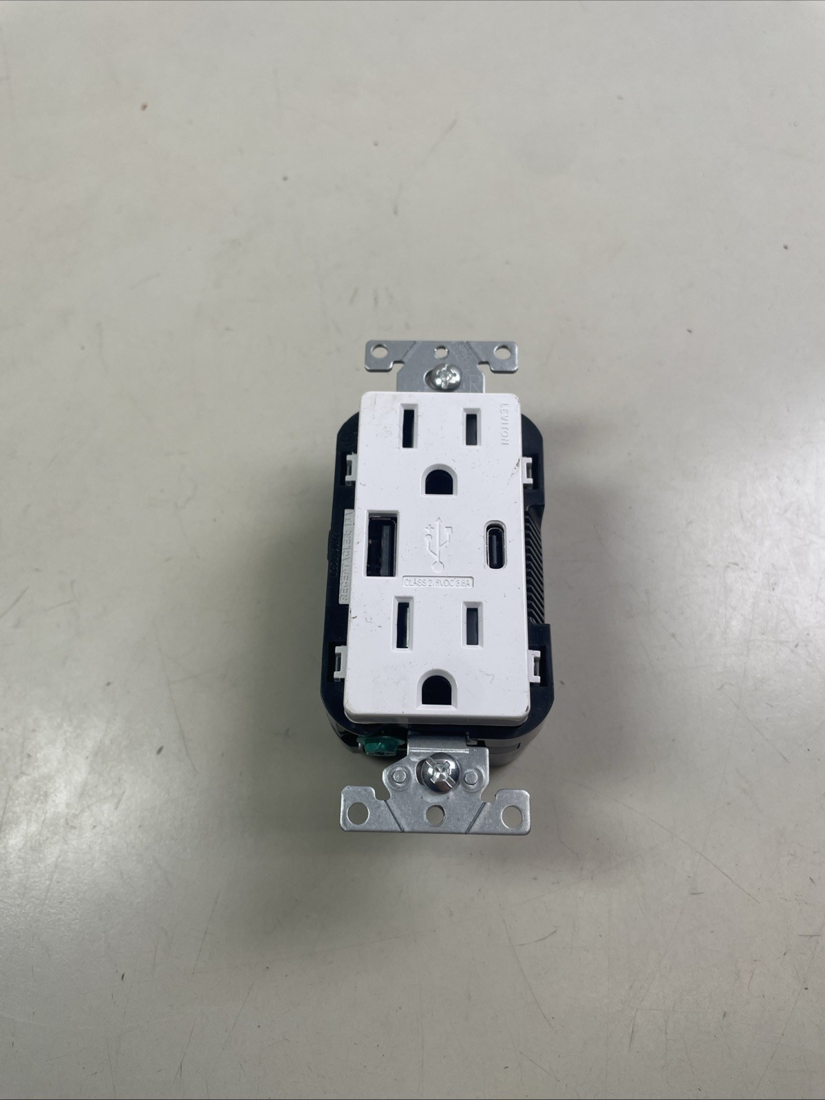 Leviton 15 Amp Duplex Outlet Type A Usb and Type-C Usb Ports White gallery