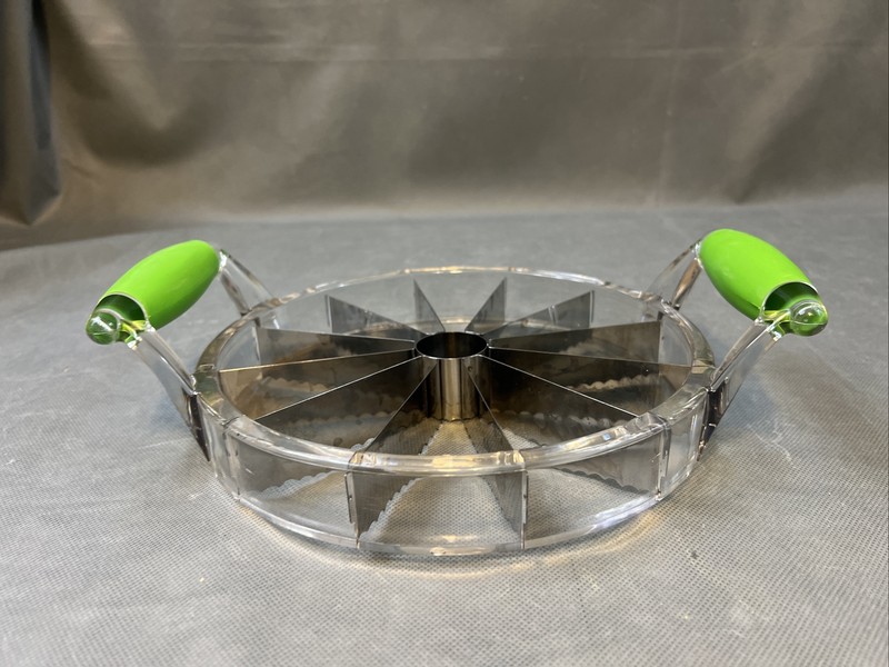 Watermelon Cutter Multifunctional Handheld Round Divided 8X10.5X1.5 Melon Slicer gallery