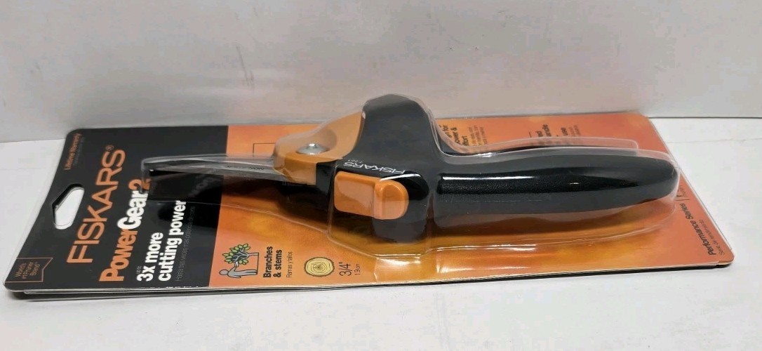 Fiskars P551 PowerGear2 Pruner 3X More Cutting Power 3/4” Capacity gallery