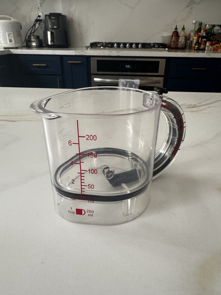 4-In-1 Adjustable Measuring Cup Multi-Functional Measuring Cup w/ Scraper