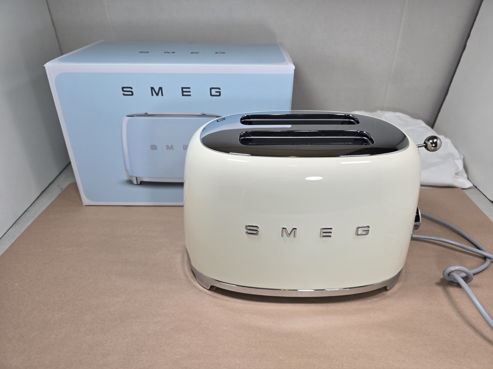 Smeg TSF01CRUS Cream Retro Style 2 Slice Toaster With Removable Crumb Tray New gallery