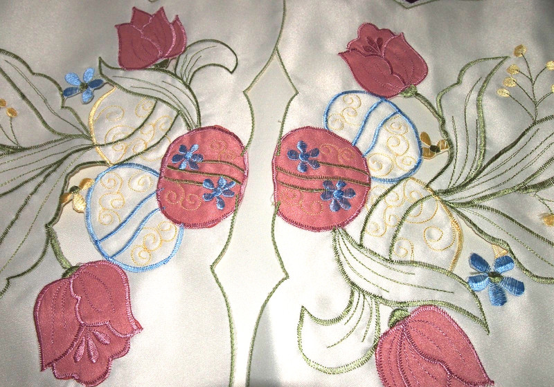 Easter/Spring Table Runner Embroidered /Appliqué Tulips, Daffodils & Easter Eggs gallery