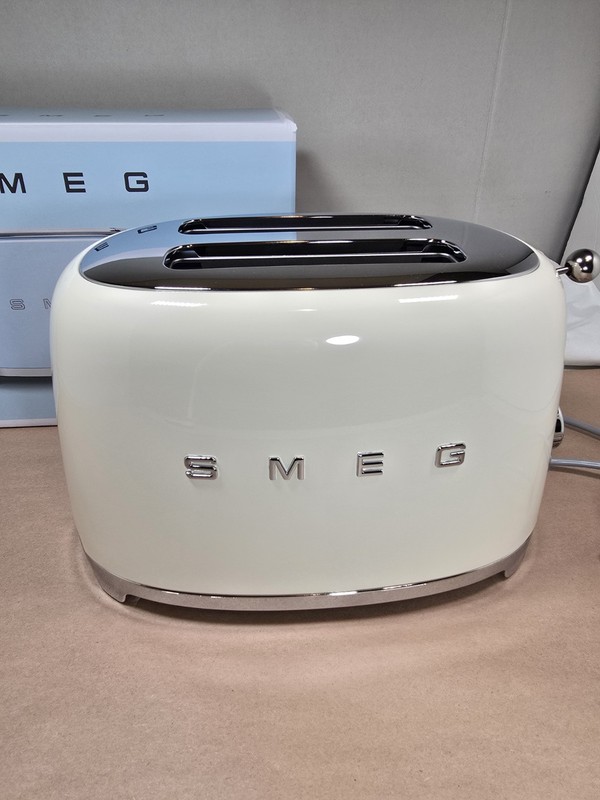 Smeg TSF01CRUS Cream Retro Style 2 Slice Toaster With Removable Crumb Tray New gallery