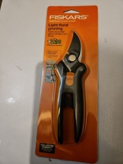 FISKARS PRUNER **Steel Blade, Stem Stripper, Wire Cutter *Model 9926