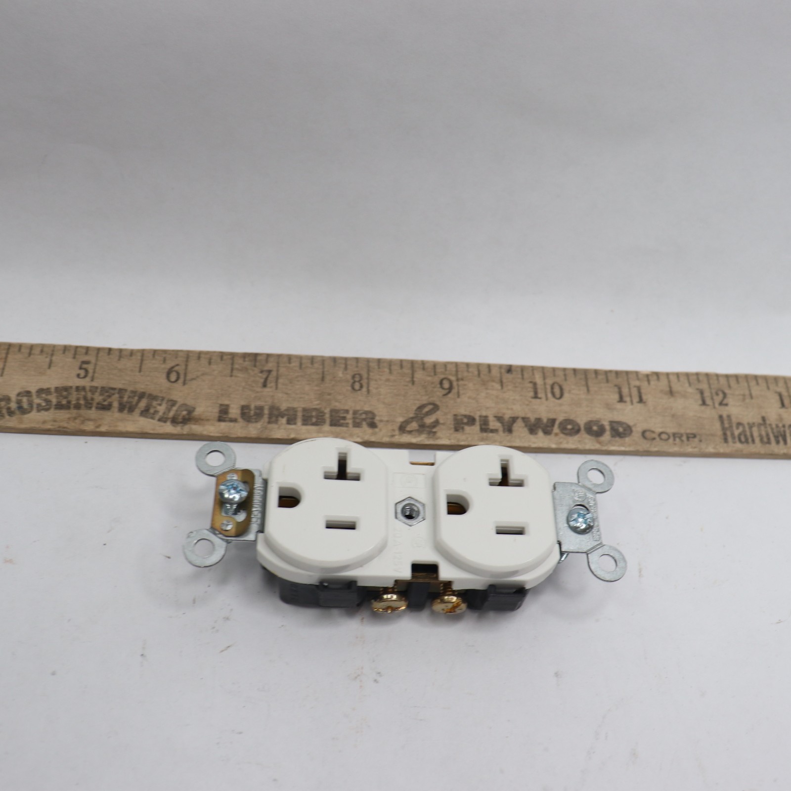 Straight Blade Tamper Resistant Duplex Receptacle 3-Wire 2P 15A 125V gallery
