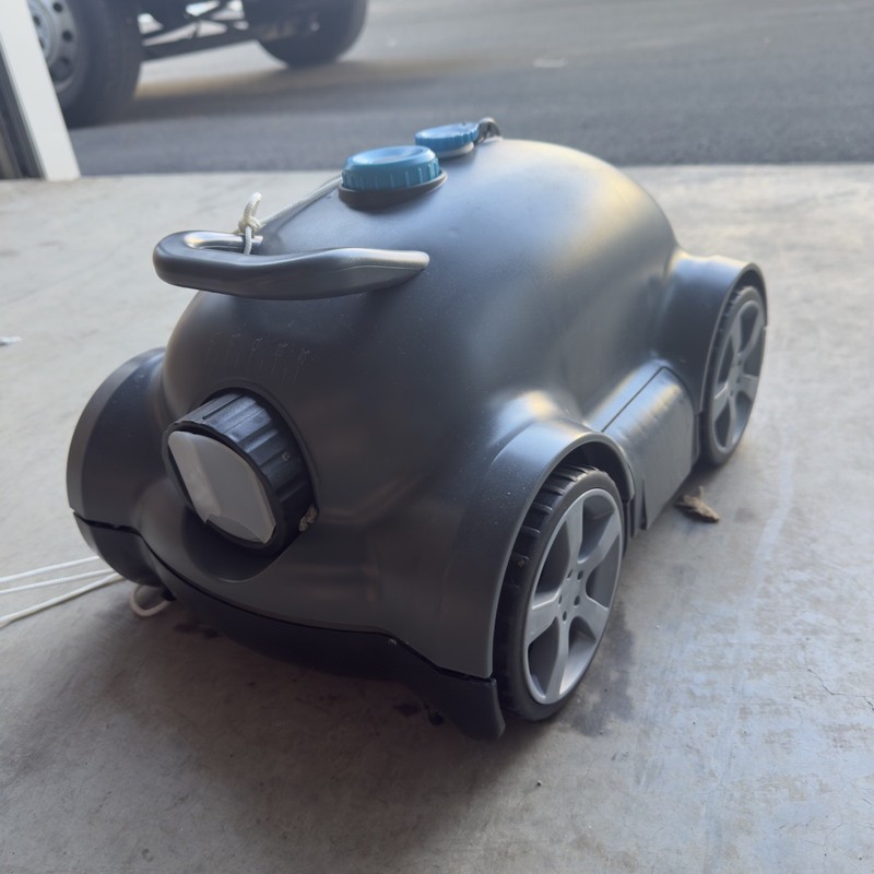 Hinice Cordless Robotic Pool Cleaner/Vacuum 2200 SqFt Coverage (tested/works) gallery