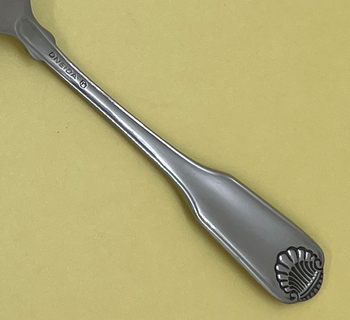 ONEIDA CLASSIC SHELL HEIRLOOM GLOSSY STAINLESS FLATWARE CUBE OUTLINED CHOICE gallery