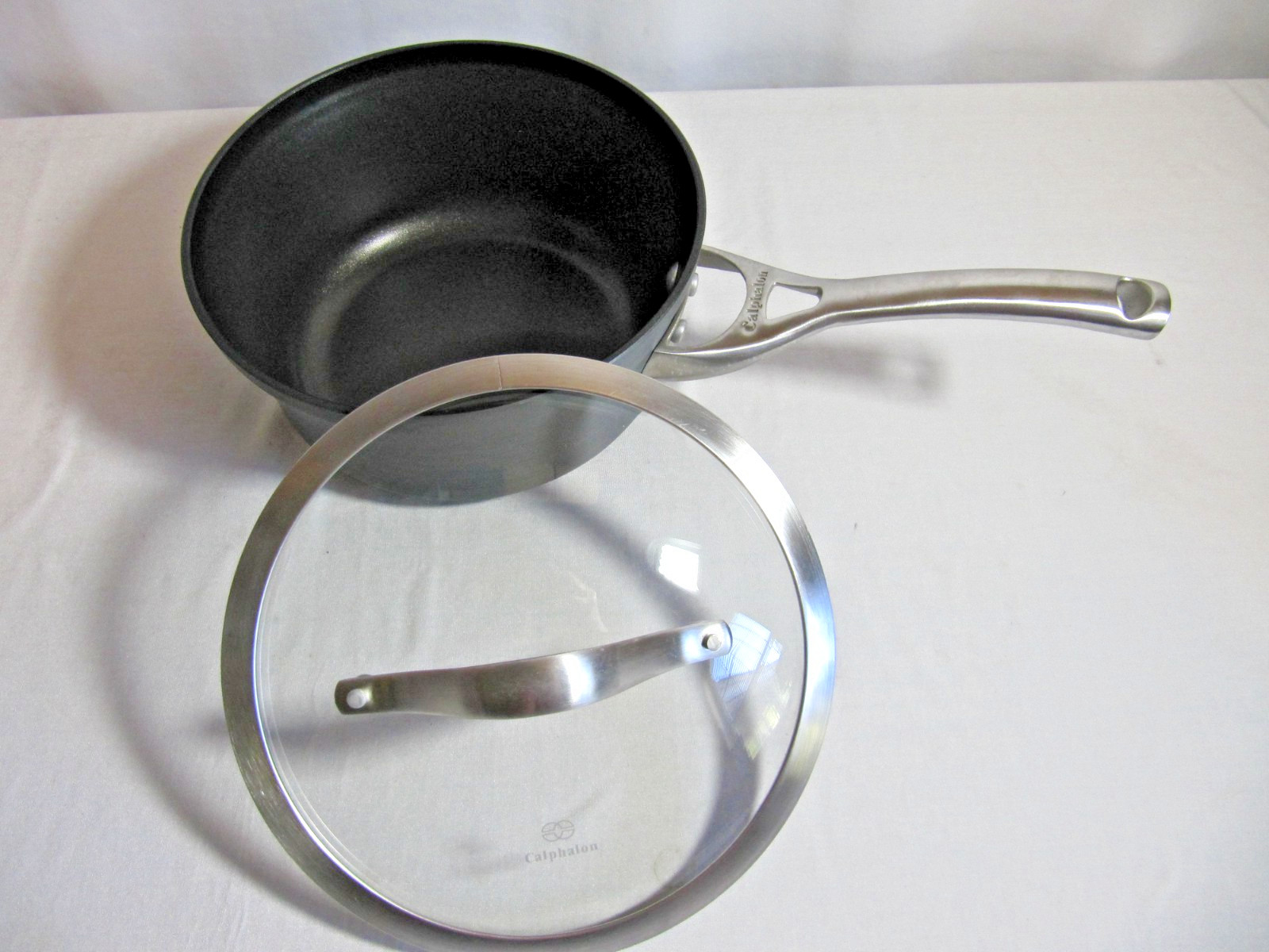 Calphalon Signature Series Nonstick 2QT/1.9L Saucepan With Glass Lid Model 8702 gallery