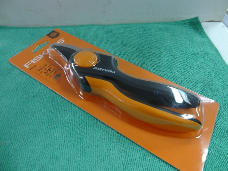 Fiskars Small Softgrip Bypass Pruner 1/2” Cut Capacity Steel Curved Blade 9847 gallery