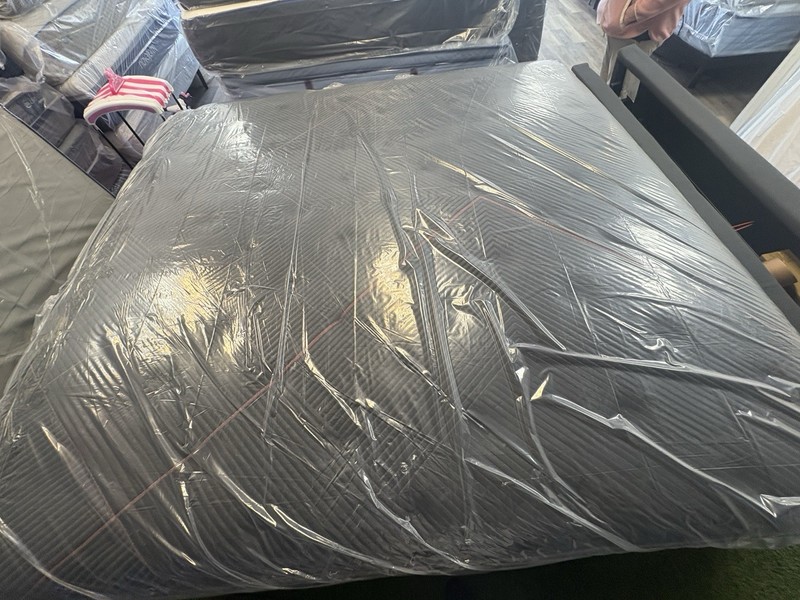 Simmons Beautyrest Black C-Class Medium Tight Top King mattress gallery