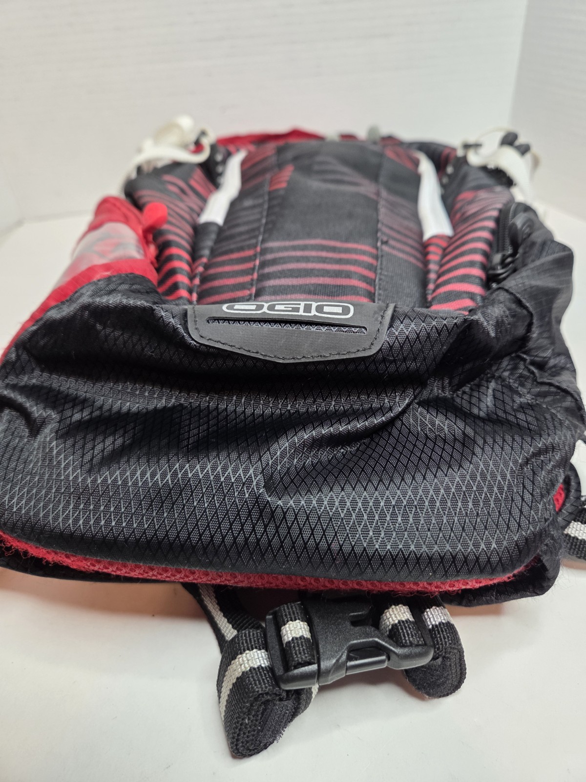 OGIO Hiking Backpack Red Black  Zip Padded Straps External Pockets 5 Pockets 5