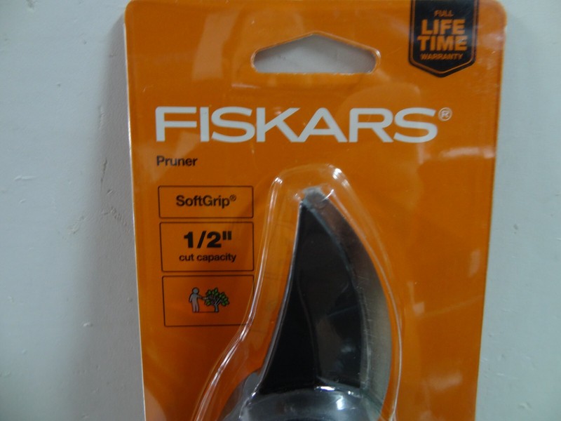 Fiskars Small Softgrip Bypass Pruner 1/2” Cut Capacity Steel Curved Blade 9847 gallery