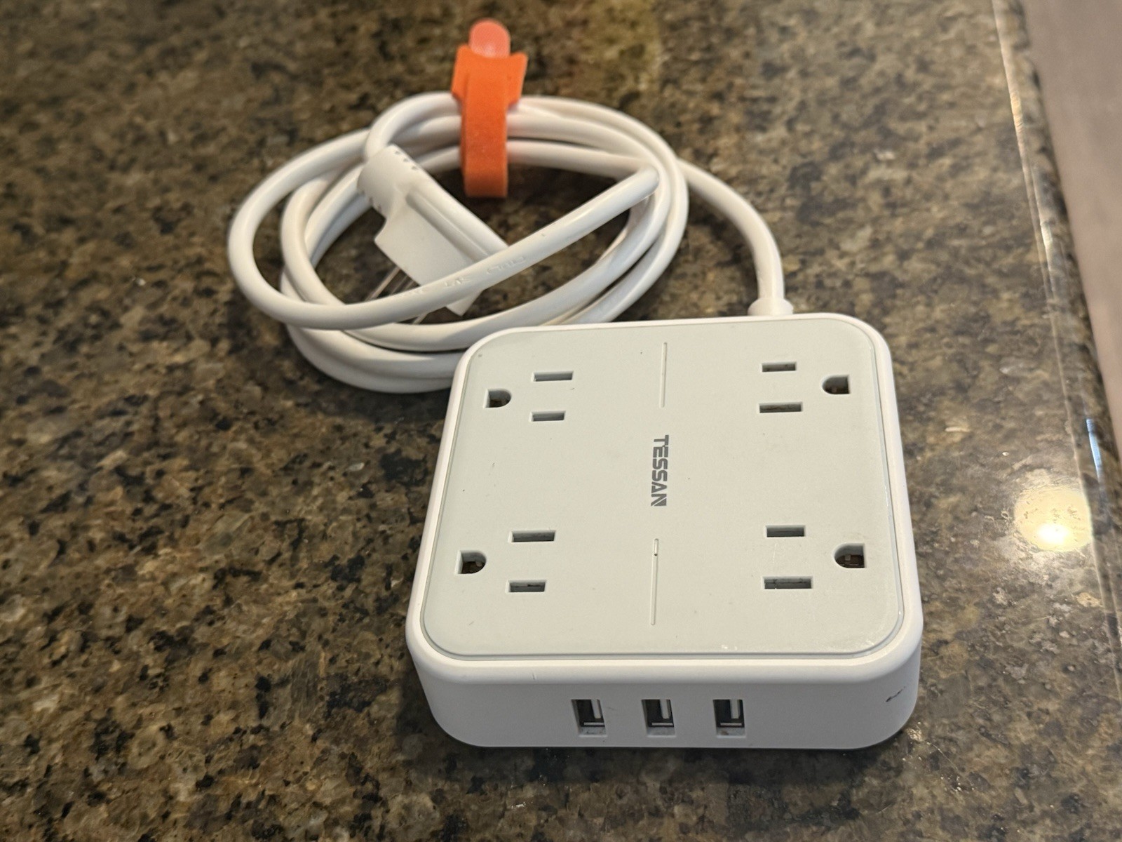 TESSAN TS-102 Desktop Power Strip 4 Outlets 3 USB Ports 5ft Flat Plug Extension gallery