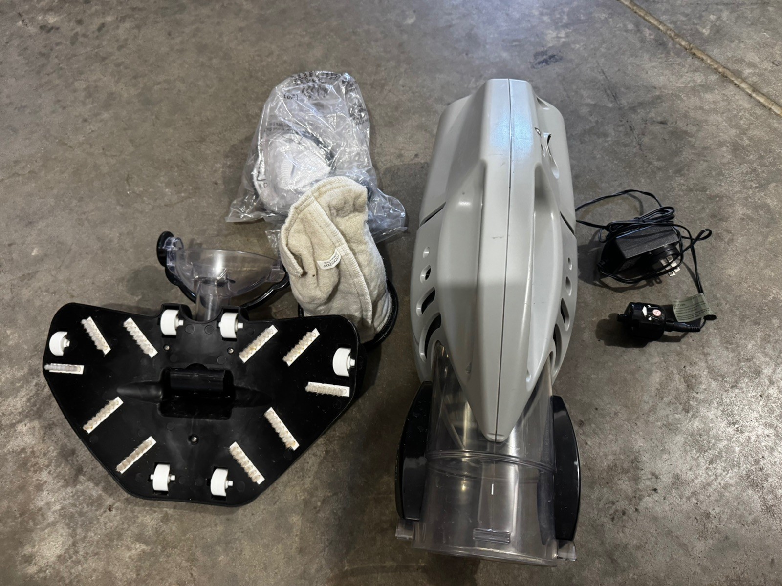 Water Tech Volt FX-8LI Battery Powered Vacuum gallery