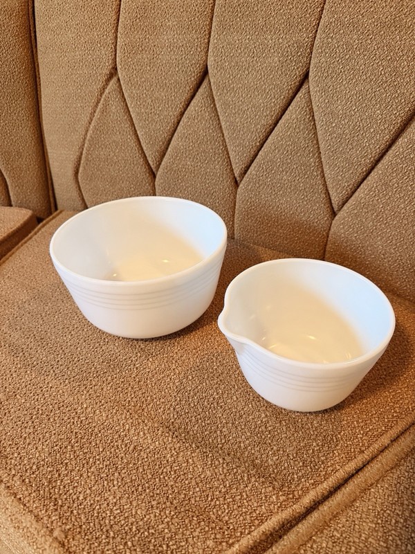 PYREX/Hamilton Ribbed Nesting Mixing Bowls Set of 2 w/ Pour Spout gallery